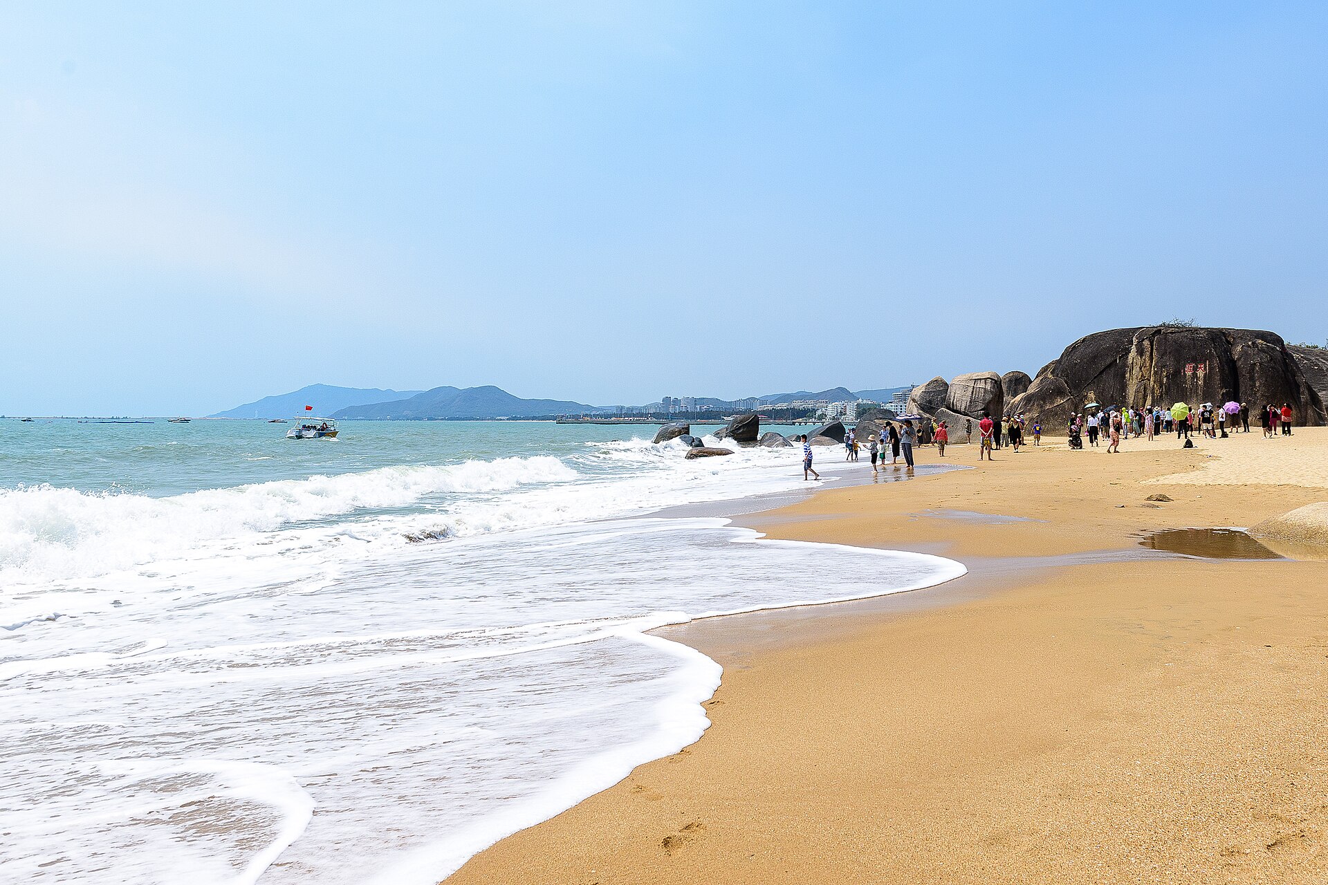 天涯海角的海滩和远山实景